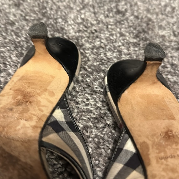 Used Burberry authentic kitten heel thong style - Picture 5 of 5